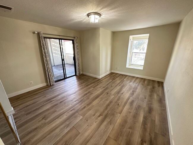 Building Photo - 2 Bed 1.5 Bath Condo In Concord (Remodeled)