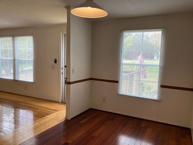 Building Photo - Three Bedroom Home in Hickory