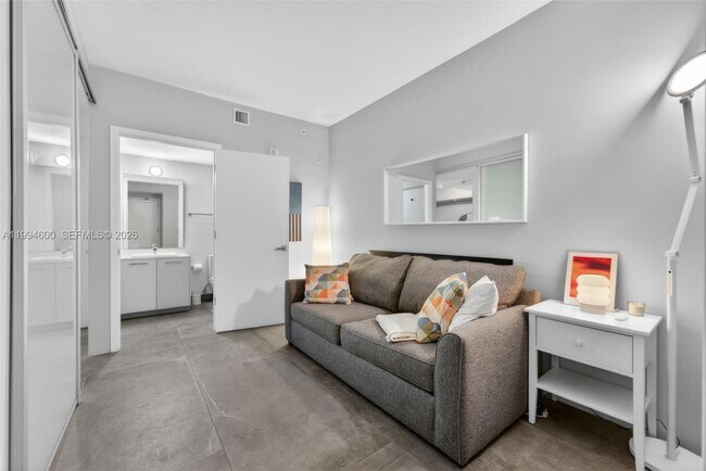 Building Photo - 1010 Brickell Ave