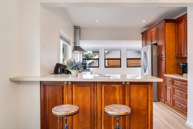 Building Photo - 2403 7th Ave W