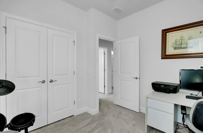 Building Photo - 360 Great Lawn Dr