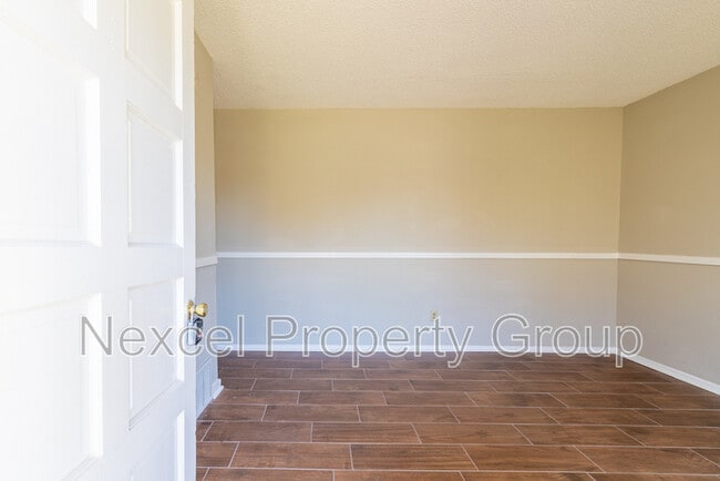 Building Photo - 6560 Greenbriar Dr