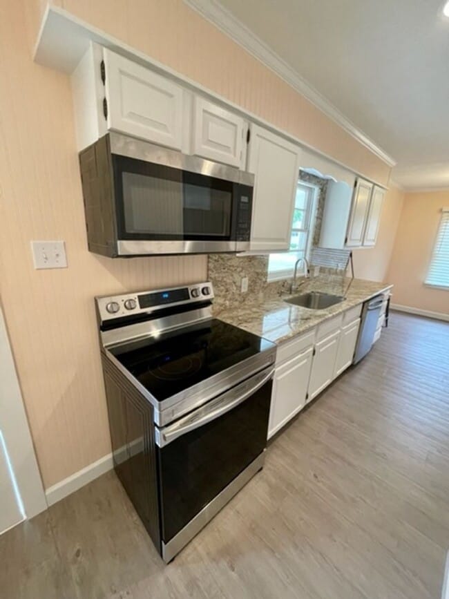 Building Photo - Cute beach bungalow in Biloxi, MS!