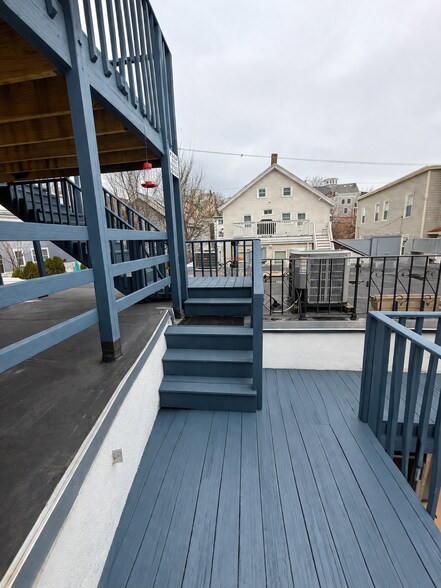 Building Photo - 585 Somerville Ave