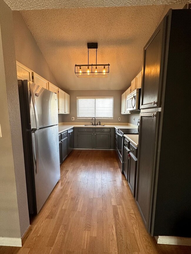 Building Photo - 2 Bedroom +Loft Condo/ 1 full bathroom in ...