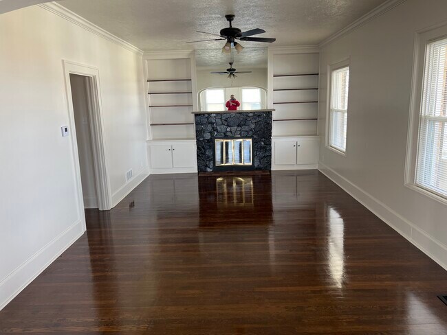 Living room - 600 Fisher Ave