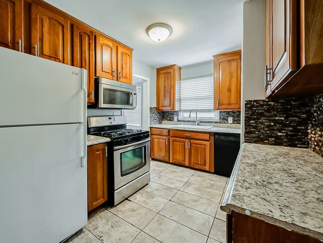 Building Photo - Charming Royal Oak Bungalow Near Downtown!