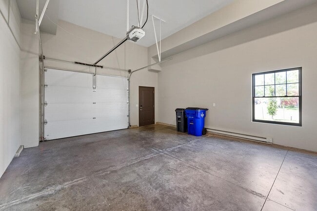 Building Photo - End Unit Townhome Just Blocks Away From Do...