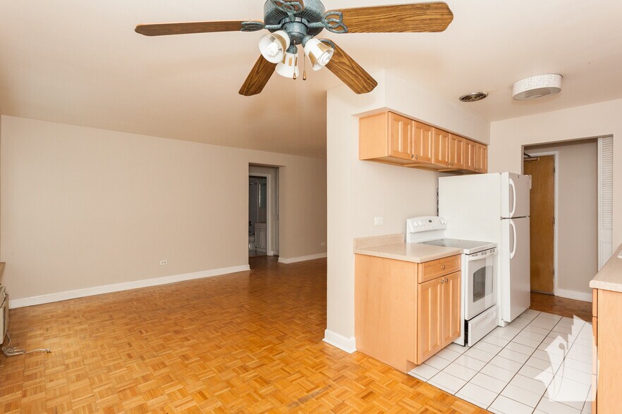 Building Photo - 420 W Aldine Ave