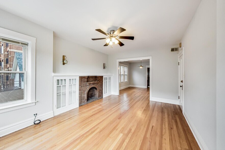 Building Photo - 2436 W Diversey Ave