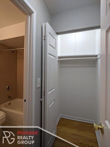 Building Photo - 524 W Oakdale Ave