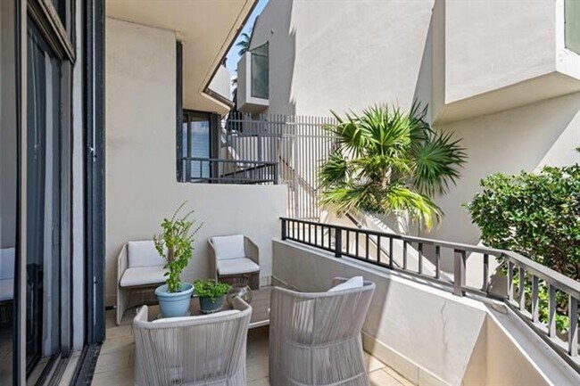 Building Photo - 520 Brickell Key Dr