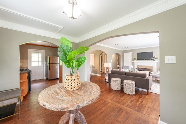 Building Photo - 833 Grove St