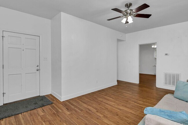 Building Photo - Charming 3-Bed Home in Olympia – Steps fro...