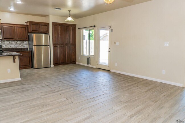 Building Photo - 2549 S 42nd Ave