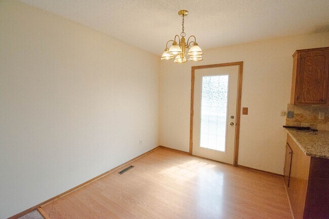Building Photo - Spacious 2 Bed, 1.5 Bath with Oversized Garage!