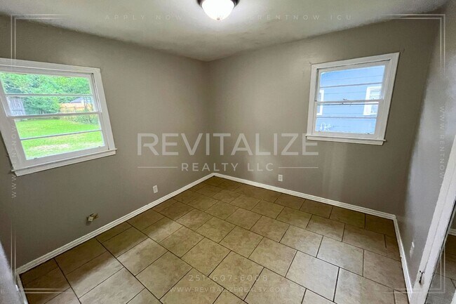 Building Photo - Move-in Ready