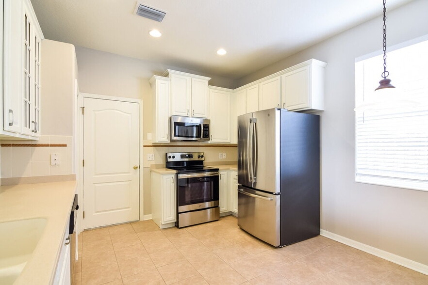 Building Photo - 8574 Deer Chase Dr