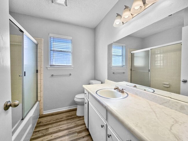 Building Photo - Charming 3-Bed, 2-Bath Home in Saginaw with Garage