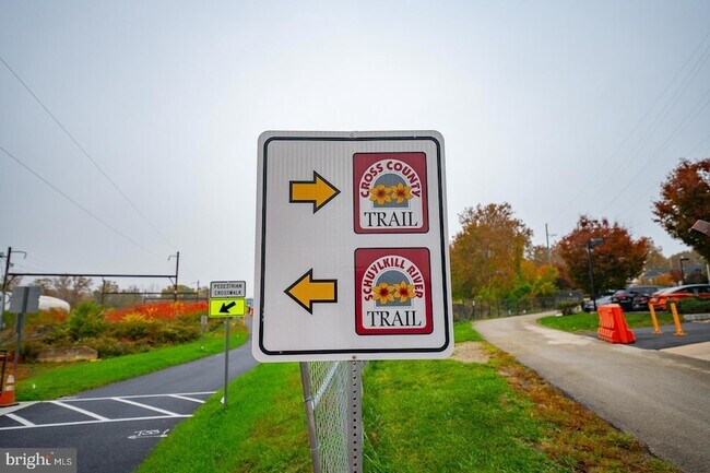 Building Photo - 300 W Elm St