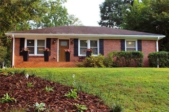 Building Photo - 2287 Vistamont Dr