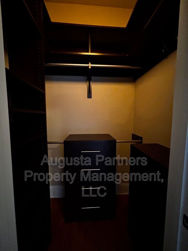 Building Photo - 936 Broad St