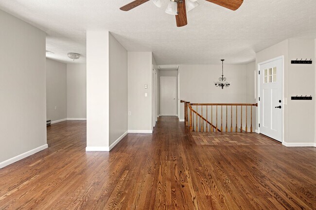 Building Photo - Lovely Home - Beautiful Wooded Setting