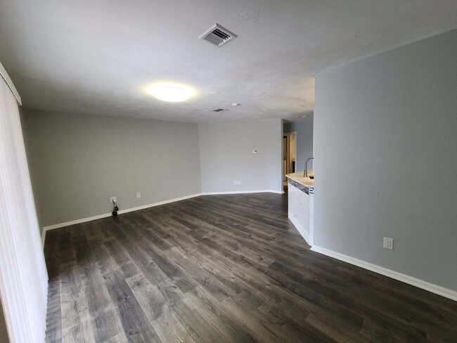 Building Photo - 2 Bed, 1 Bath Condo at Stoney Creek