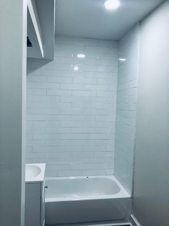 Building Photo - 21 Wayland St