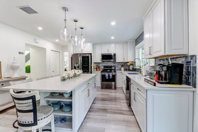 Building Photo - Fully Furnished 4-Bedroom Pool Home with Golf Course Views in Northdale