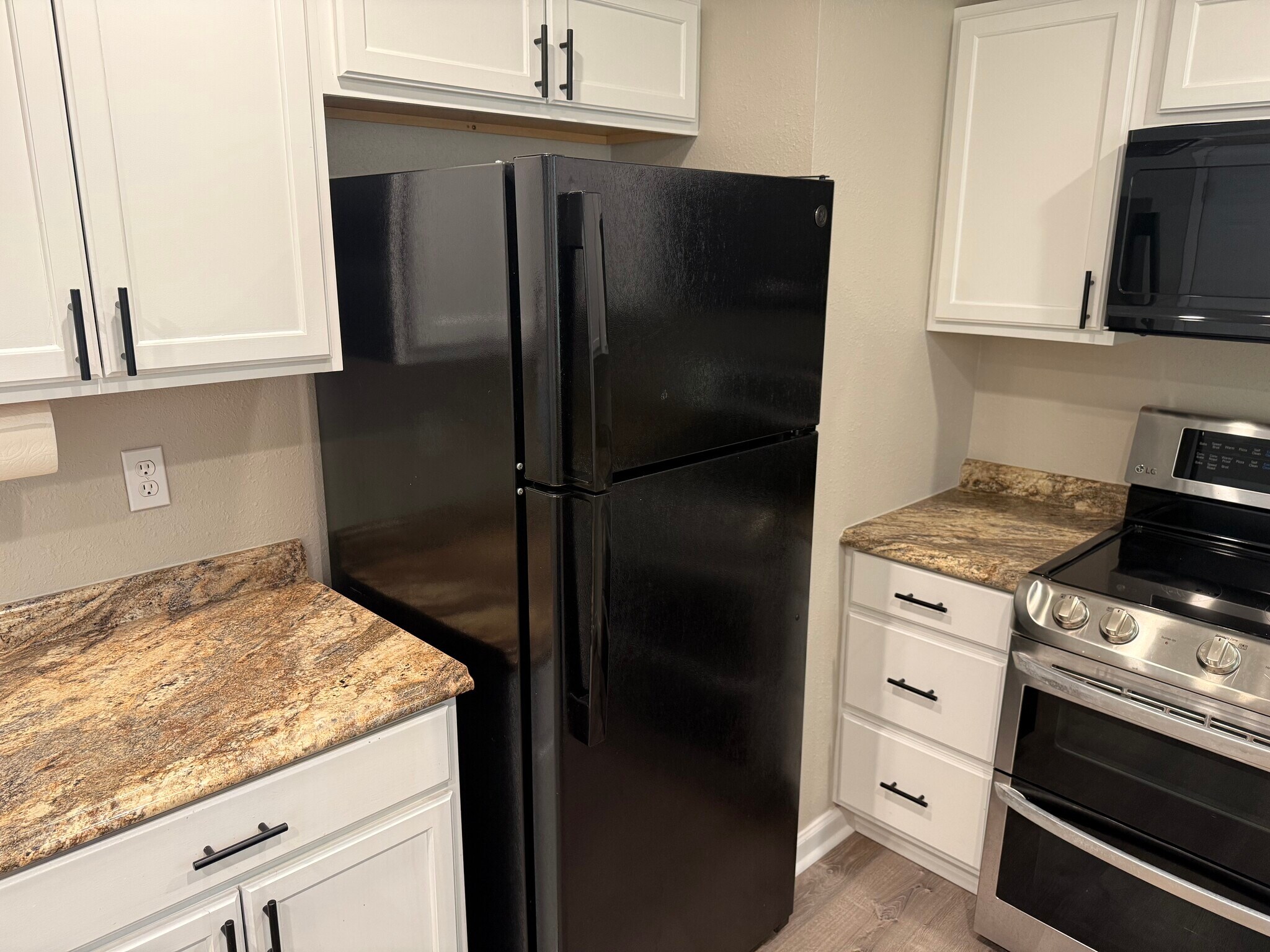 Building Photo - 406 Hillview Dr