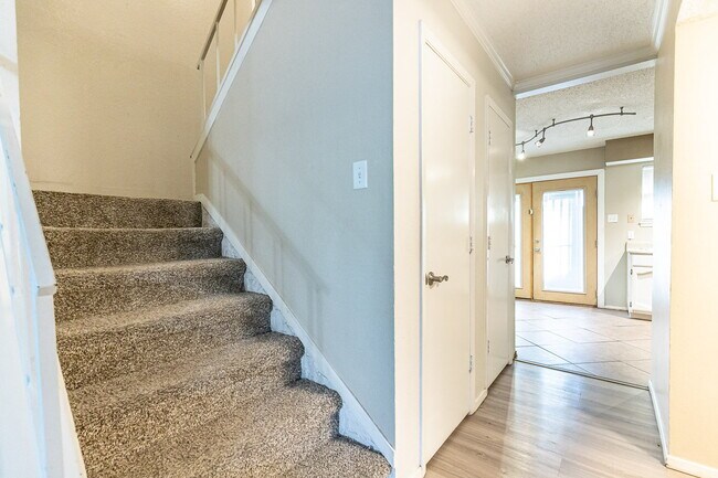 Building Photo - Spacious 2 Bedroom Townhome with Carport!