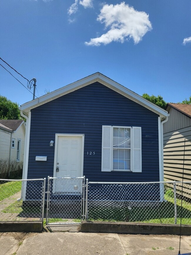 Building Photo - Cozy, clean, stove, fridge, and washer/dryer