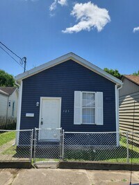 Building Photo - Cozy, clean, stove, fridge, and washer/dryer