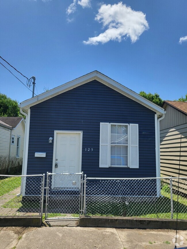 Building Photo - Cozy, clean, stove, fridge, and washer/dryer