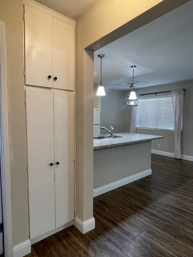 Building Photo - 590-596 Iris Drive