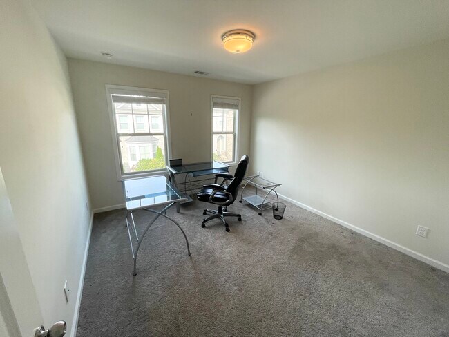 Guest Bedroom #2 - 4697 Pine St SE