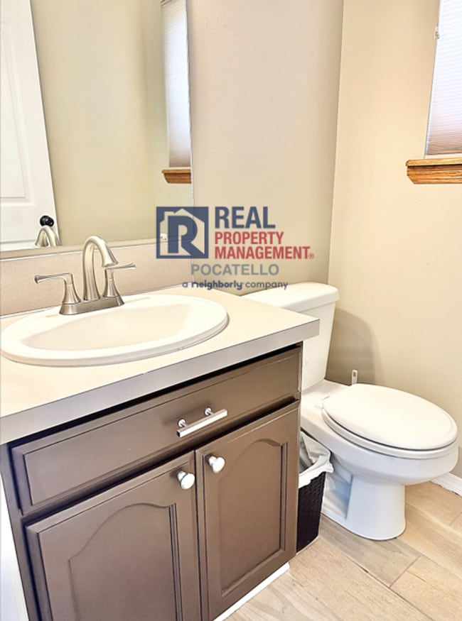 Building Photo - 5 Bedroom 3.5 Bath House - Pet Friendly