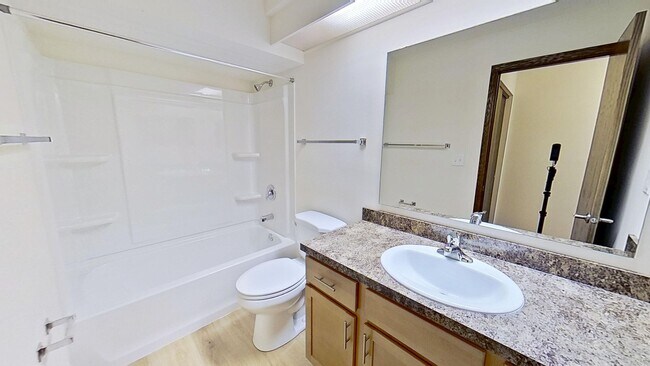 Building Photo - Lower 1 Bedroom 1 Bathroom Apartment Available