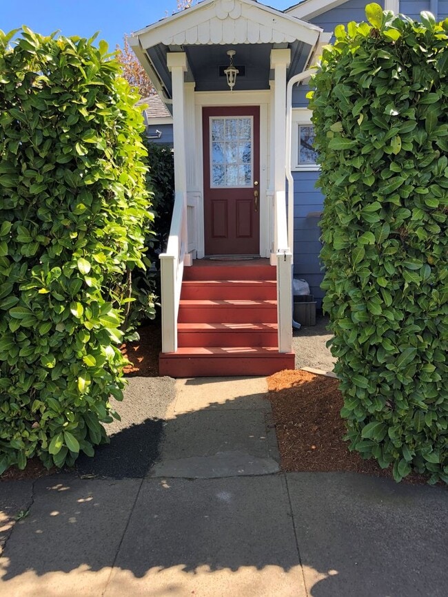 Building Photo - Beautiful Ground Level 1Bed/1Bath with outdoor space Close to Downtown Albany!