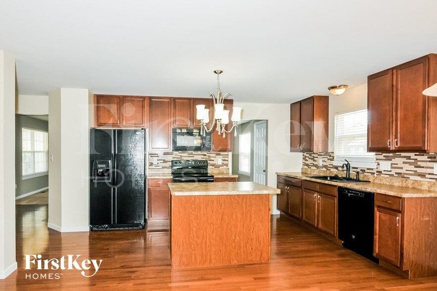 Building Photo - 229 Greengate Dr