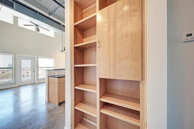 Building Photo - 807 E 14th St