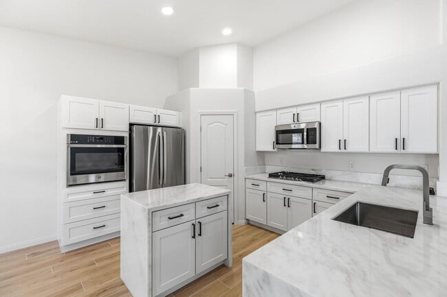 Building Photo - Beautiful Remodeled Single-Story Home W/ Pool in Southern Highlands