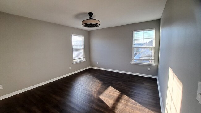 Building Photo - Spacious 5 bed 3 bath Home