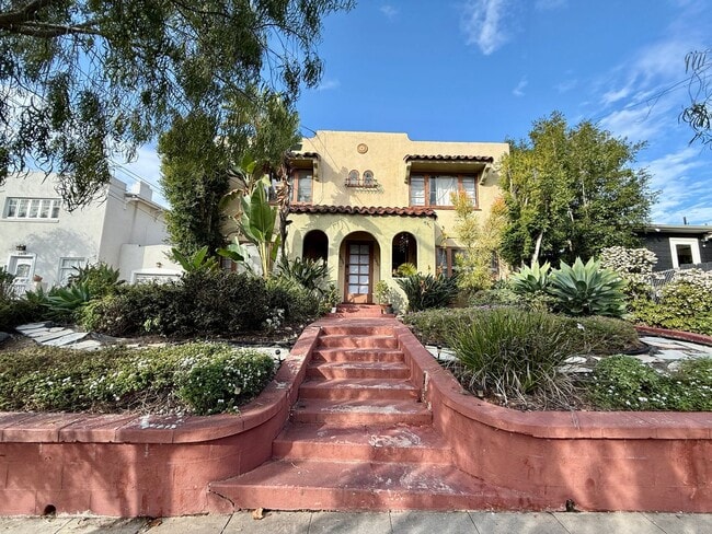 Building Photo - Cozy and Charming South Park One Bedroom Apartment Home!