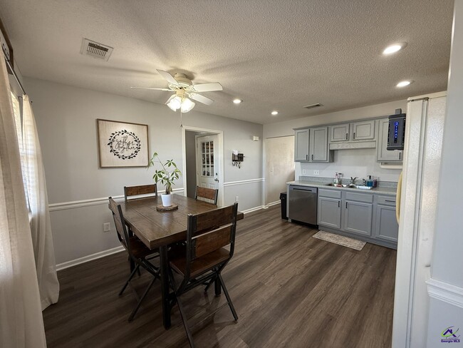 Building Photo - 107 White Tail Ln