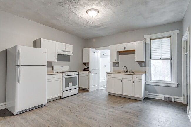 Building Photo - Remodeled 2 Bedroom, 1 Bathroom in Mt. Oliver- Newly Renovated!