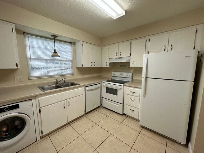 Building Photo - Spacious 3Bed/2Bath Condo in Colonial Point!