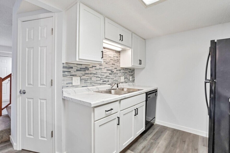 Building Photo - 18669 Clear View Ct