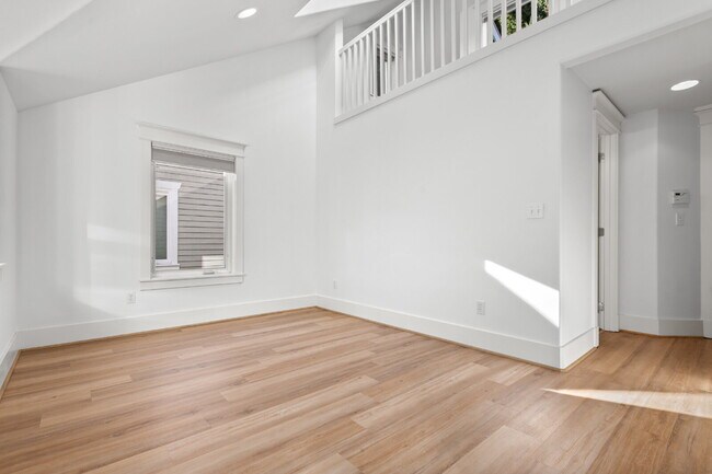 Building Photo - Stunning Capitol Hill Townhome in Prime Seattle Location – 3BR / 3BA Available June 7